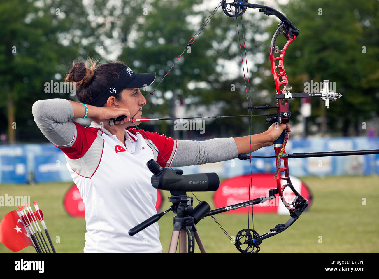 Copenhagen, Denmark, July 30th, 2015: Turkish archer Yesmin Bostan competes in the World Archery Championships in Copenhagen during Thursday's individual matches  in compound bow. Credit:  OJPHOTOS/Alamy Live News Stock Photo