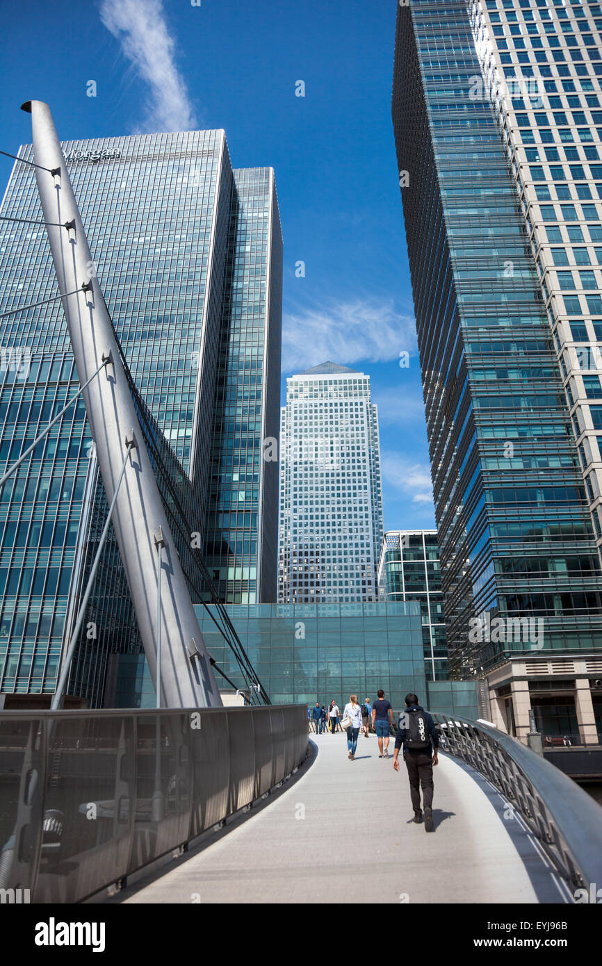 Bridge to Canary Wharf, South Quay Footbridge, - London's business district (25 Bank Street, One Canada Square and 40 Bank Street) Stock Photo