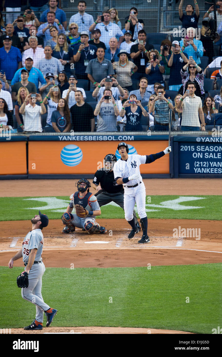 An overview of Old Yankee Stadium during a major league baseball game  between the New York Yankees and the Detroit Tigers Stock Photo - Alamy