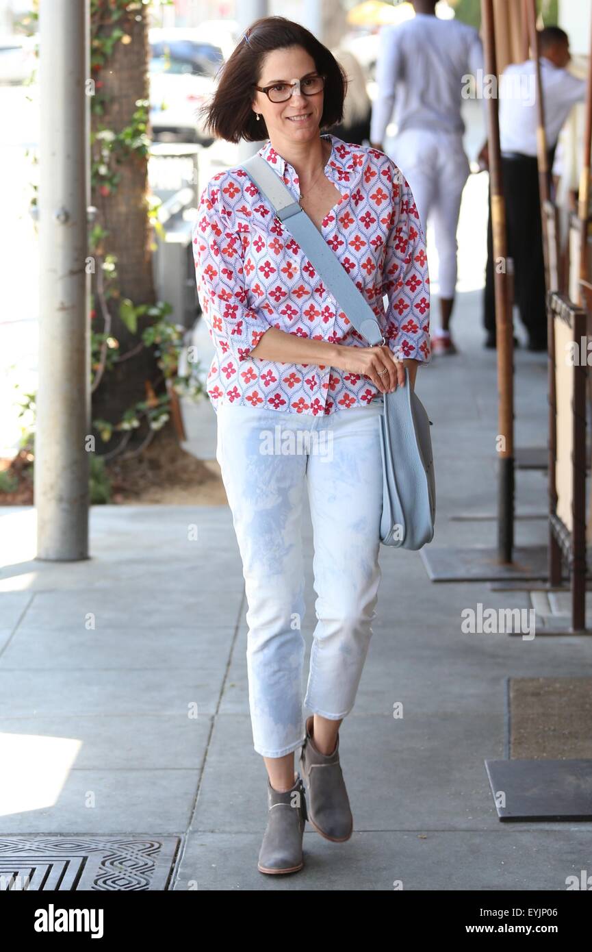 2019 year - Jami gertz chatting on her phone shopping in beverly hills Jami gertz chatting on her phone shopping in beverly hills - 2019 year