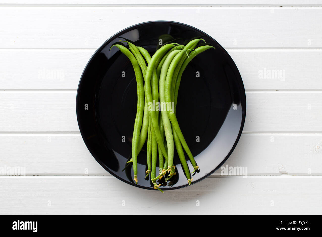 green beans on black plate Stock Photo - Alamy