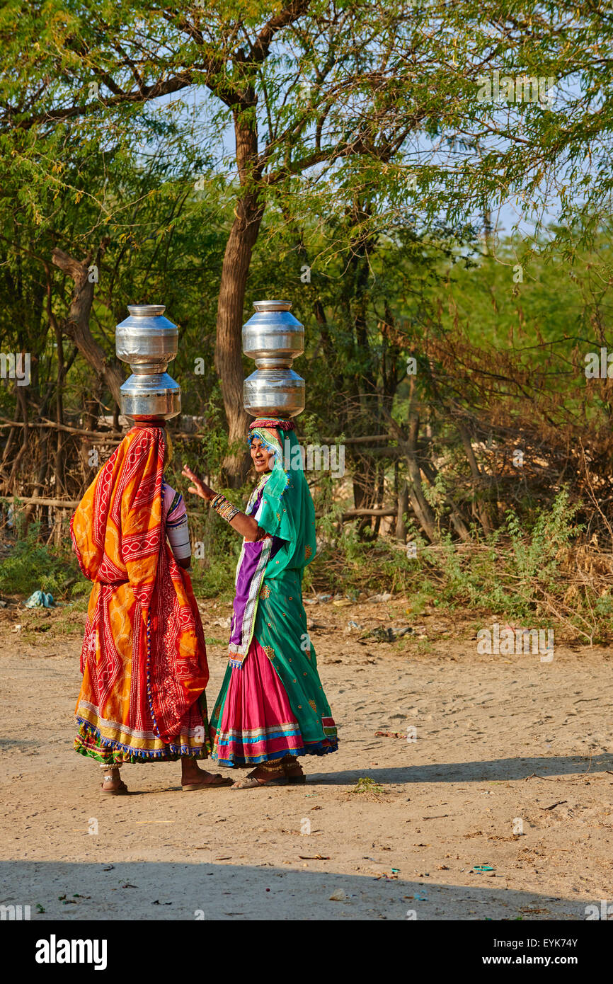 India, Gujarat, Kutch, Hodka village, Harijan ethnic group, women at water well Stock Photo