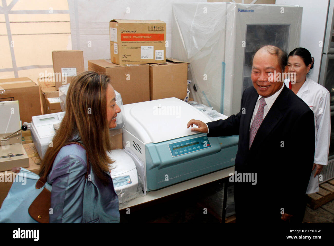 Phnom Penh, Cambodia. 31st July, 2015. Cambodian Health Minister Mam Bunheng (R, front) receives medical laboratory equipment from Julie Chung (L), Deputy Chief of Mission of the U.S. Embassy to Cambodia, in Phnom Penh, Cambodia, July 31, 2015. The United States Pacific Command (PACOM) provided medical laboratory equipment to the National Blood Transfusion Center of Cambodia (NBTC) on Friday. © Sovannara/Xinhua/Alamy Live News Stock Photo