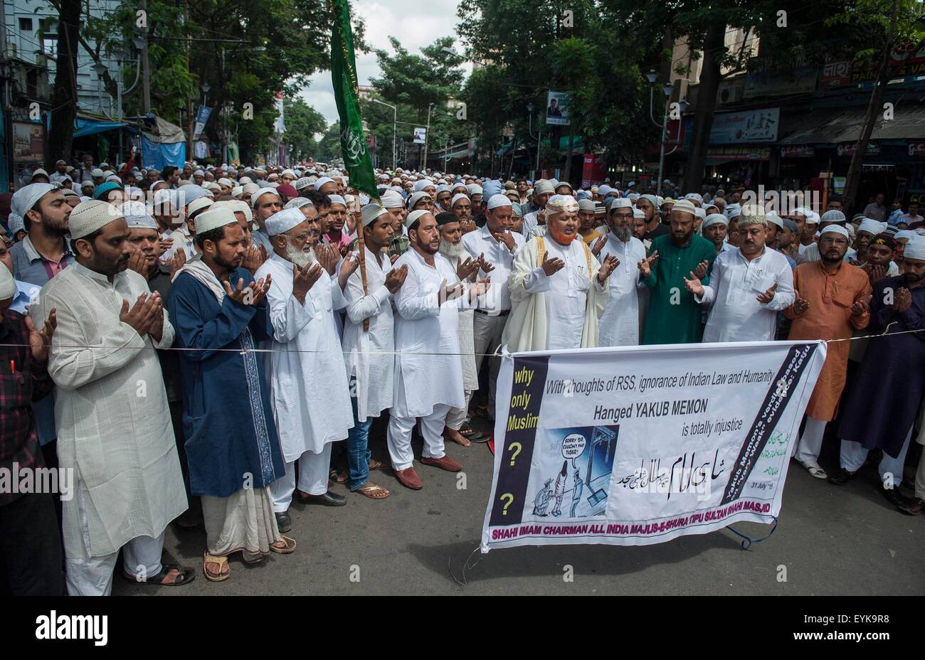 Kolkata, India. 31st July, 2015. Indian Muslims offer special prayers the day after the execution of 1993 Mumbai blasts convict Yakub Memon in Kolkata, India, July 31, 2015. India Thursday executed Yakub Memon for his role in the 1993 Mumbai serial blasts in which nearly 260 people were killed, after the country's Supreme Court rejected his last-minute plea to stop his hanging in an unprecedented pre-dawn hearing. Credit:  Tumpa Mondal/Xinhua/Alamy Live News Stock Photo