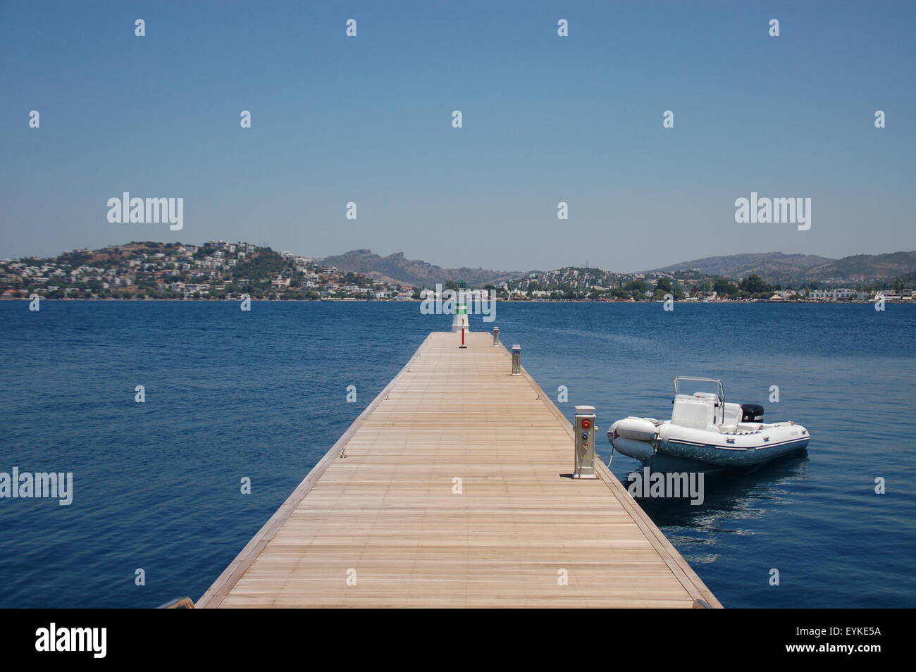 Small island boat jetty hi-res stock photography and images - Alamy