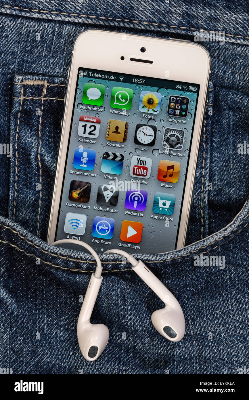 Jeans, Apple iPhone 5 with earphone in trouser pocket, display, Apps,  programmes, multi-air function Stock Photo - Alamy