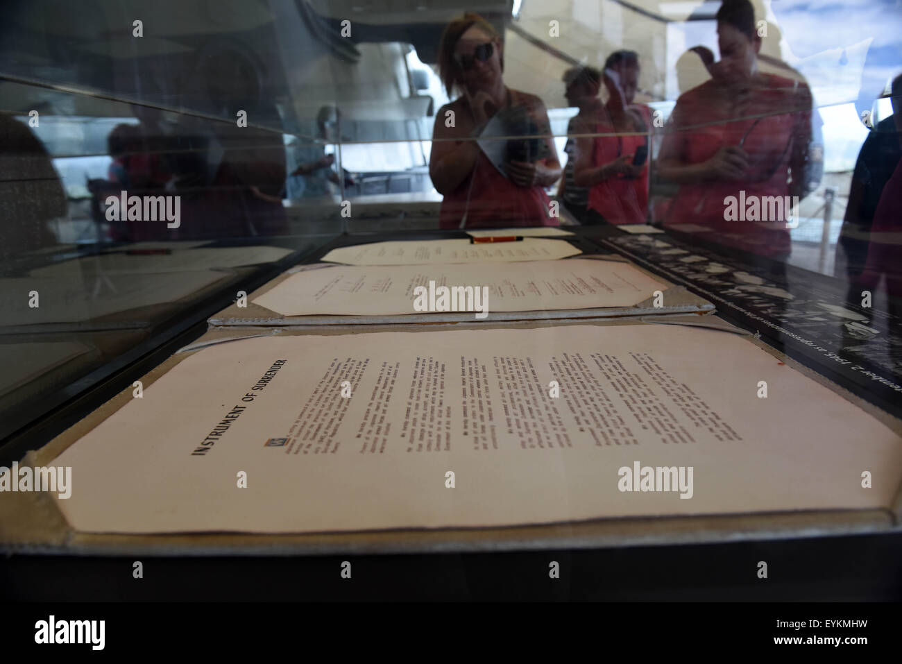 Hawaii, USA. 30th July, 2015. Tourists view Japanese Instrument of Surrender at USS Missouri (BB-63) in Honolulu, Hawaii, the United States, July 30, 2015. USS Missouri (BB-63) was the site where Japan signed the surrender documents at the end of the World War II. In 1998, this battleship was donated to the USS Missouri Memorial Association and became a museum ship at Pearl Harbor, Hawaii. © Yin Bogu/Xinhua/Alamy Live News Stock Photo