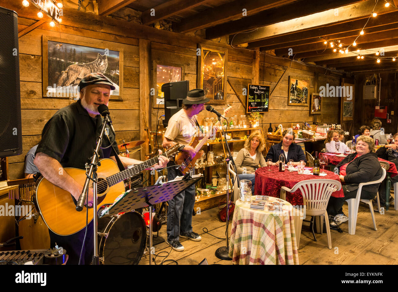 Band 'The Brewketts' playing at Saginaw Vineyards Friday Night Live event; Saginaw, Oregon. Stock Photo