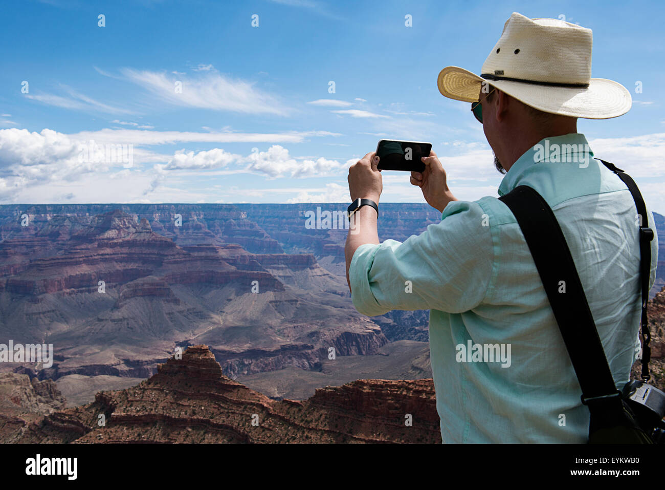 A man using his iphone 6 to record the Grand Canyon Stock Photo