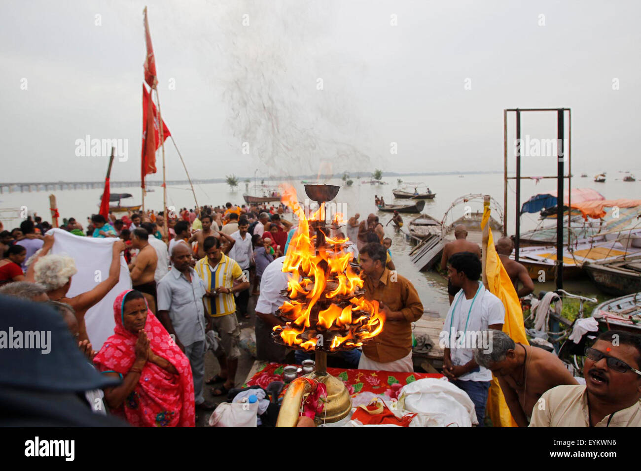 Allahabad, India. 31st July, 2015. Hindu devotee offering oil lamp