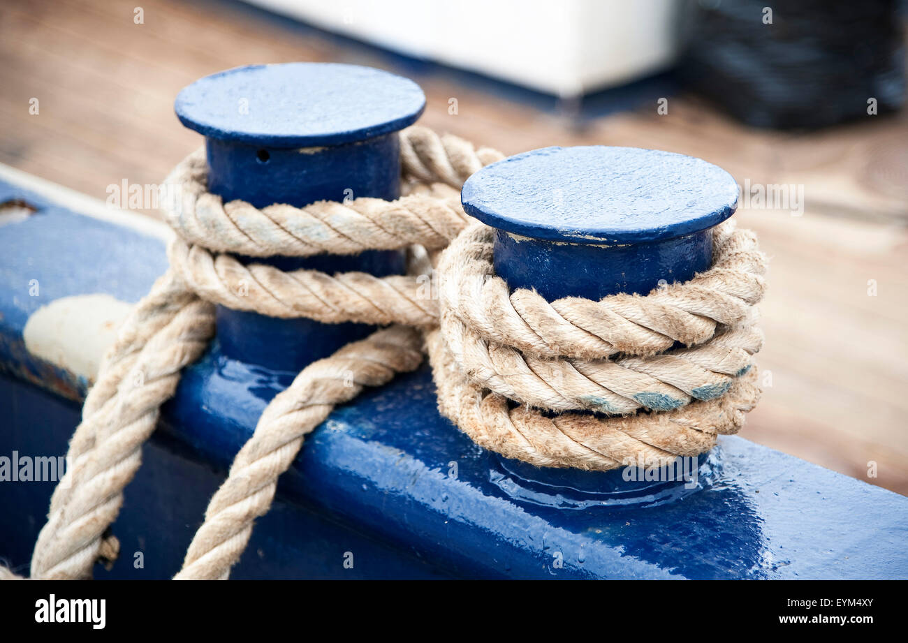 Boat, mooring line, rope, cleat Stock Photo Alamy