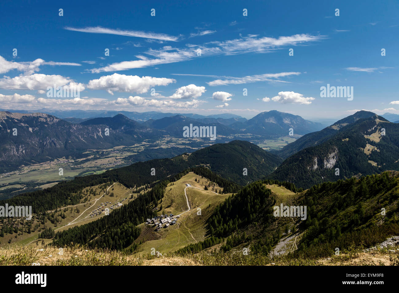 Blick vom Gipfel des Poludnig auf das Gailtal, Poludnig-Alm und Dellacher Alm, Kärnten, Österreich Stock Photo