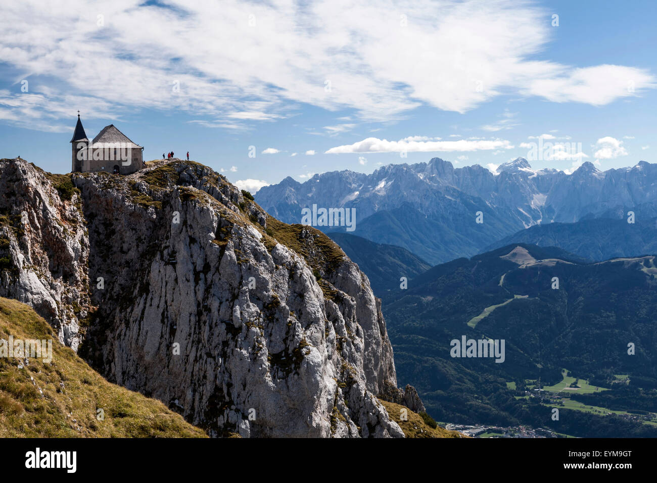 Die 'Deutsche Kirche' am Dobratsch, Blick über das Gailtal und zu den Karnischen Alpen, Kärnten, Österreich Stock Photo