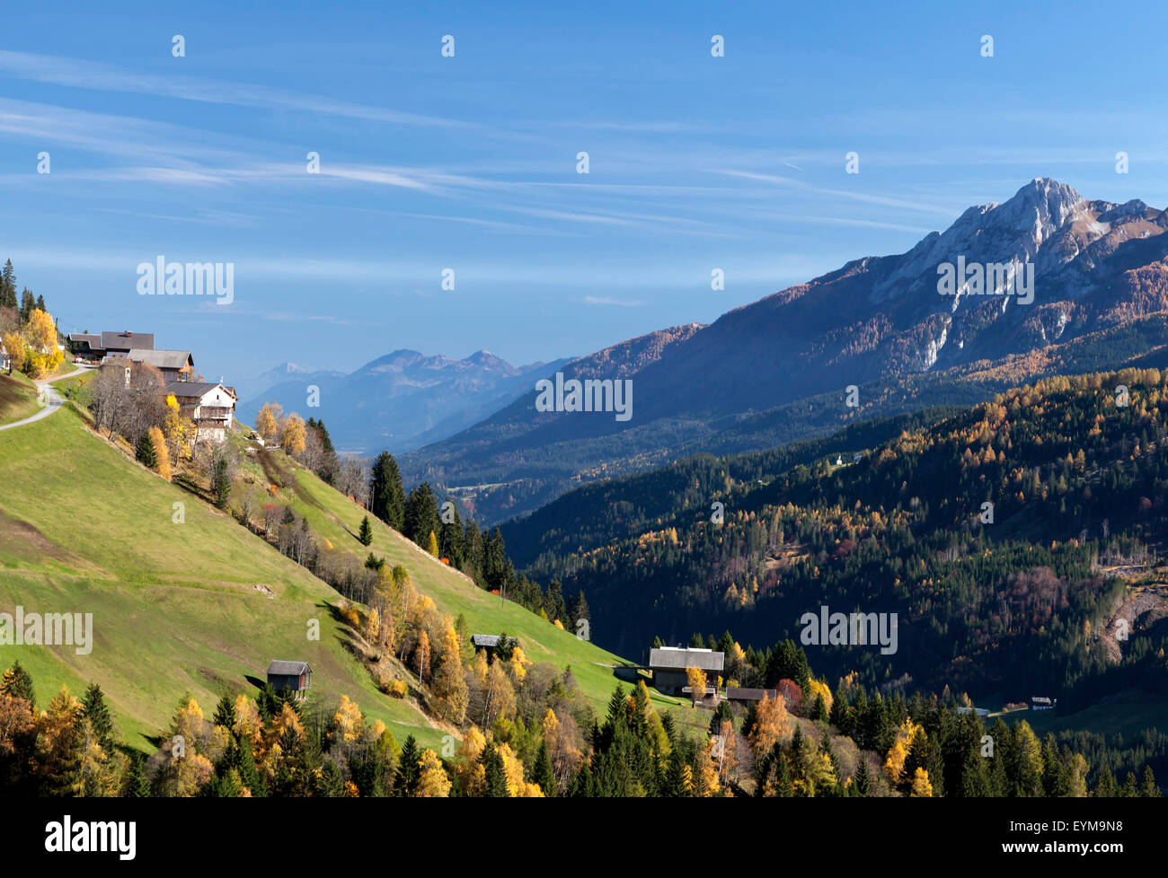 das herbstliche Lesachtal mit Blick auf die Hohe Warte, Kärnten, Österreich Stock Photo
