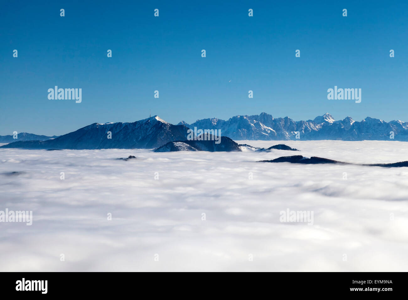 Alpen mit Wolken im Tal, Blick vom Goldeck auf den Dobratsch, Kärnten, Österreich Stock Photo