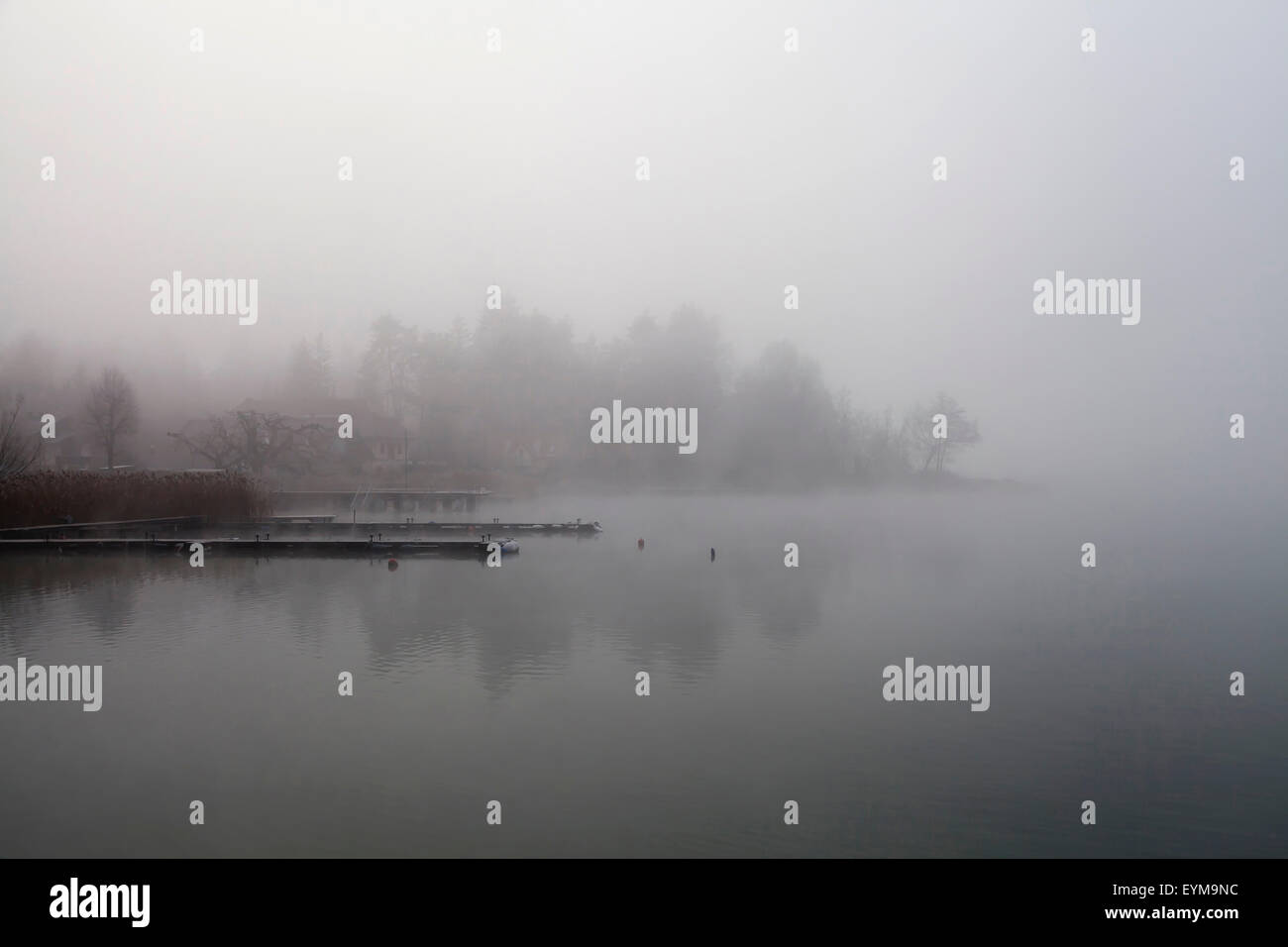 Faaker See im Nebel, Kärnten, Österreich Stock Photo