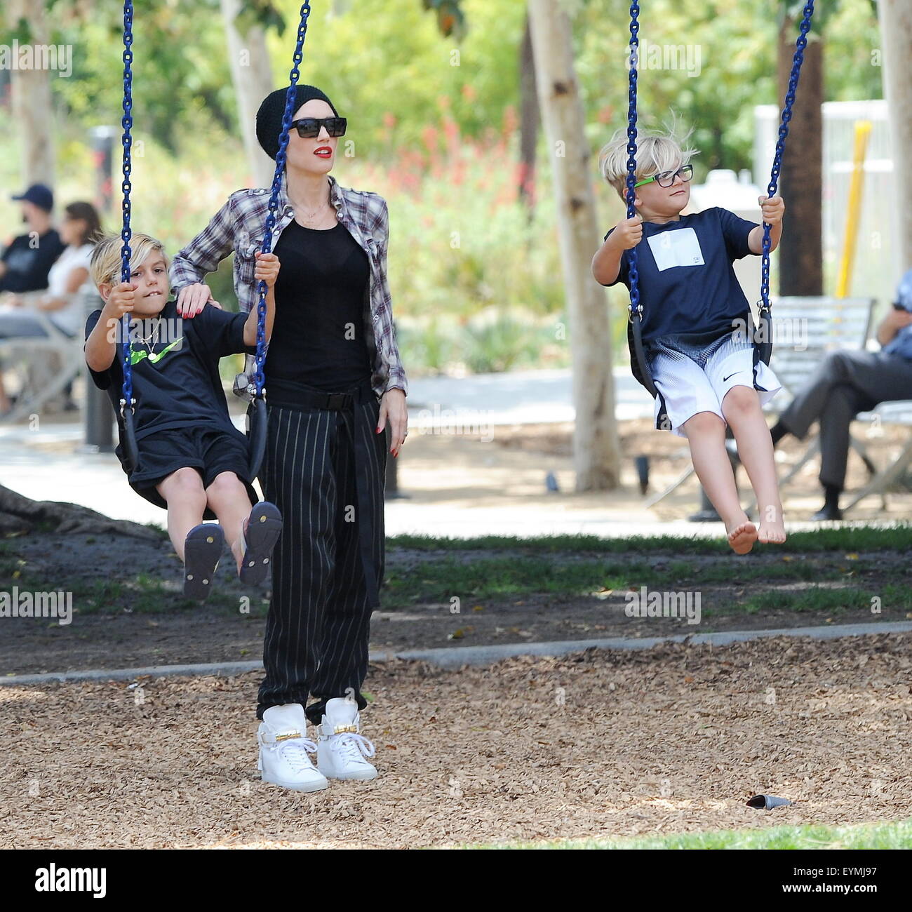 Gwen Stefani and husband Gavin Rossdale enjoy a sunny day at the park(02)