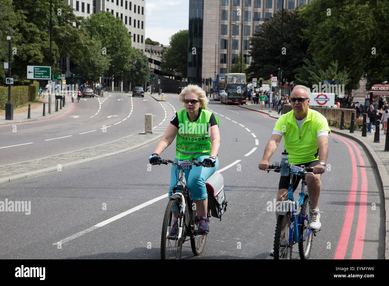 Tower Hill, London, UK, 1st August 2015, A family take part in the Prudential RideLondon FreeCycl Credit: ©Keith Larby/Alamy Live News  Stock Photo