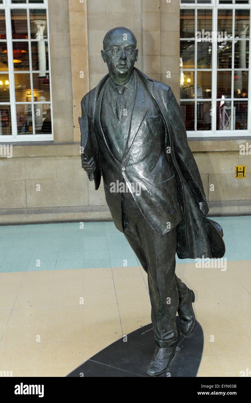 Statue of Philip Larkin at the railway station in Hull, England Stock ...