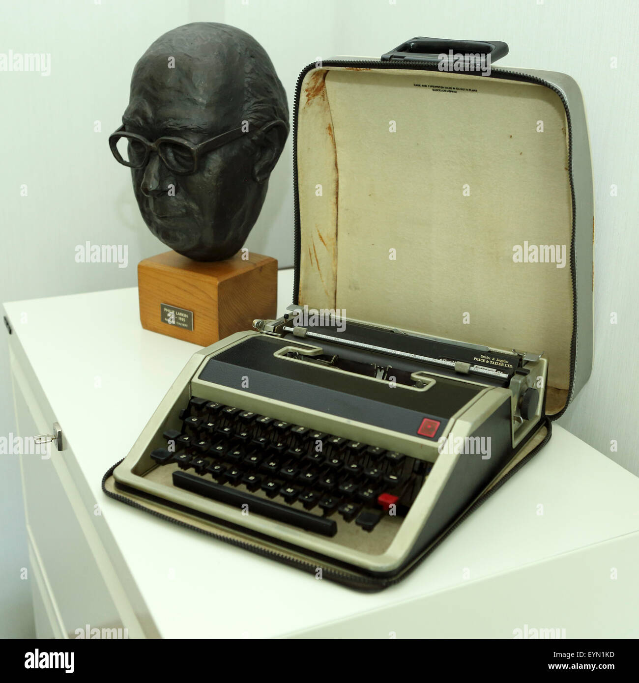 The typewriter and bust of Philip Larkin in the librarian's office at Hull University in Hull, England. Philip Larkin (1922 - 19 Stock Photo