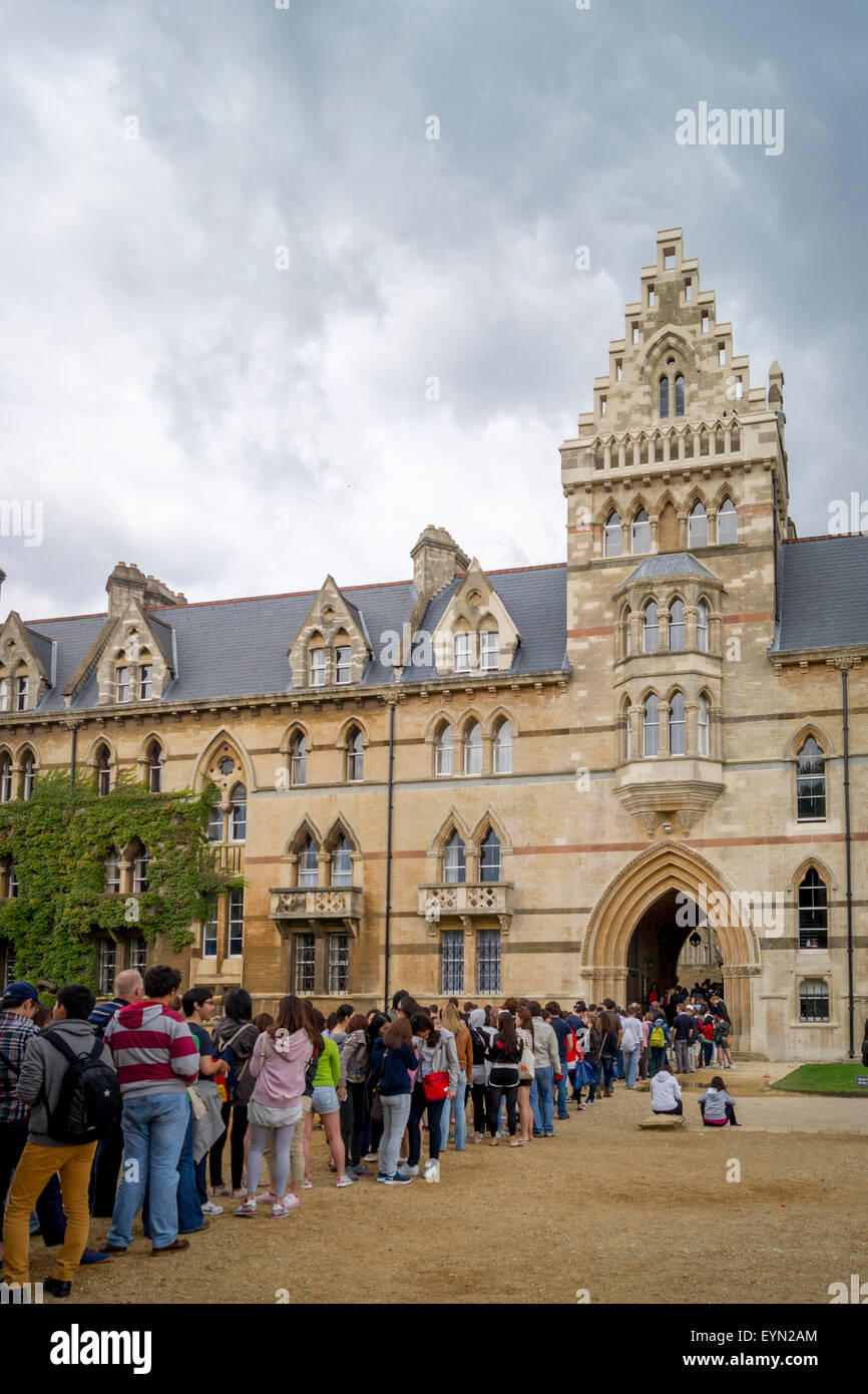 Tourists queue oxford hi-res stock photography and images - Alamy