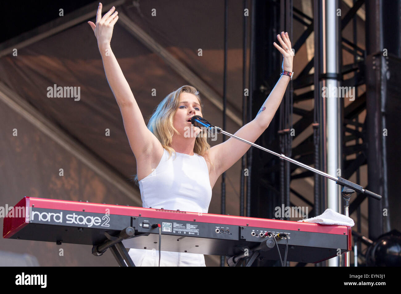 Chicago, Illinois, USA. 31st July, 2015. Singer GEORGIA NOTT of Broods performs live in Grant Park at the Lollapalooza Music Festival in Chicago, Illinois © Daniel DeSlover/ZUMA Wire/Alamy Live News Stock Photo
