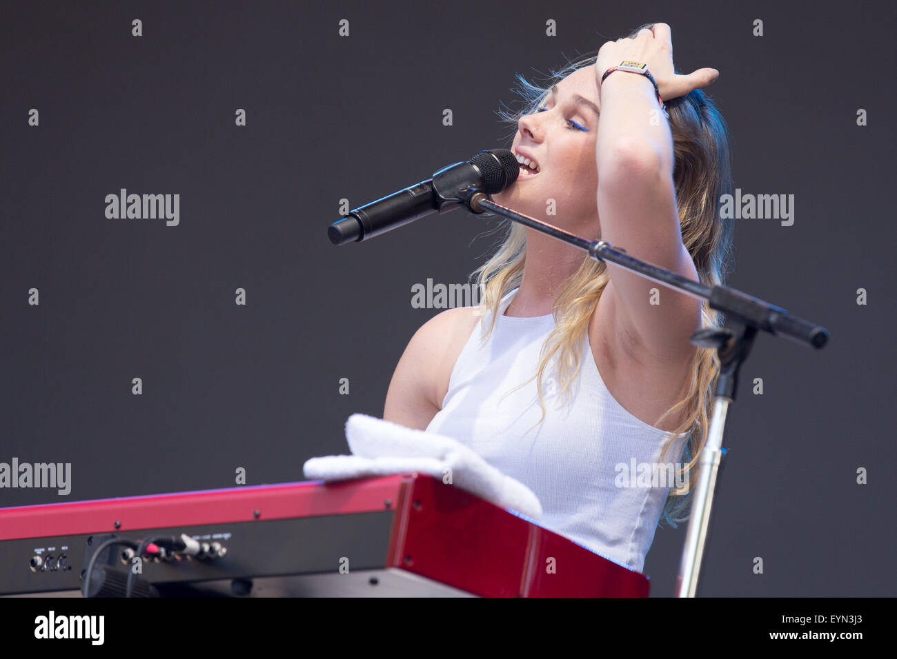 Chicago, Illinois, USA. 31st July, 2015. Singer GEORGIA NOTT of Broods performs live in Grant Park at the Lollapalooza Music Festival in Chicago, Illinois © Daniel DeSlover/ZUMA Wire/Alamy Live News Stock Photo