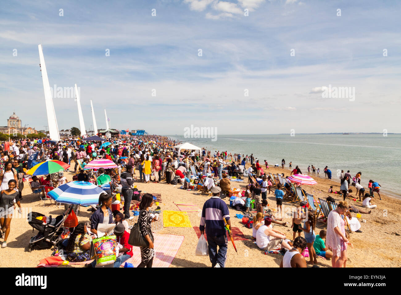 The warm and sunny weekend weather brings out the crowds to Southend Beach Credit:  Imageplotter/Alamy Live News Stock Photo