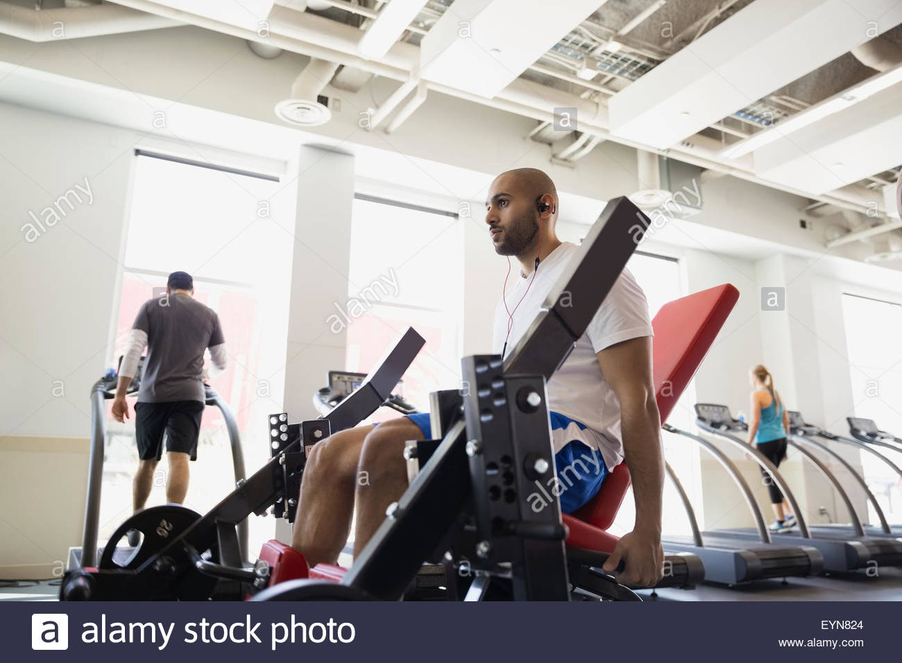 People using gym equipment hires stock photography and images Alamy