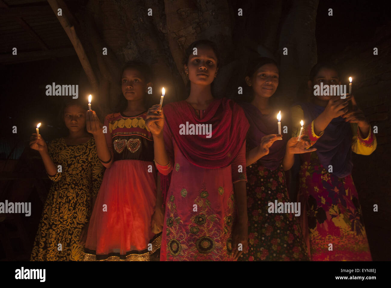 Bangladesh. 1st Aug, 2015. Girls from former Indian enclaves hold candles as they take part in the celebration at Dasiarchhara, Kurigram, Bangladesh, Aug 01, 2015. © Suvra Kanti Das/ZUMA Wire/Alamy Live News Stock Photo