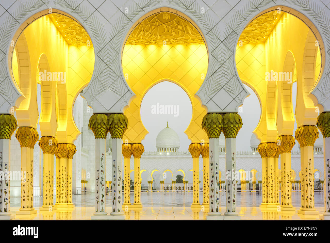 Arches surrounding central courtyard of Sheikh Zayed Grand Mosque, Abu Dhabi, United Arab Emirates Stock Photo