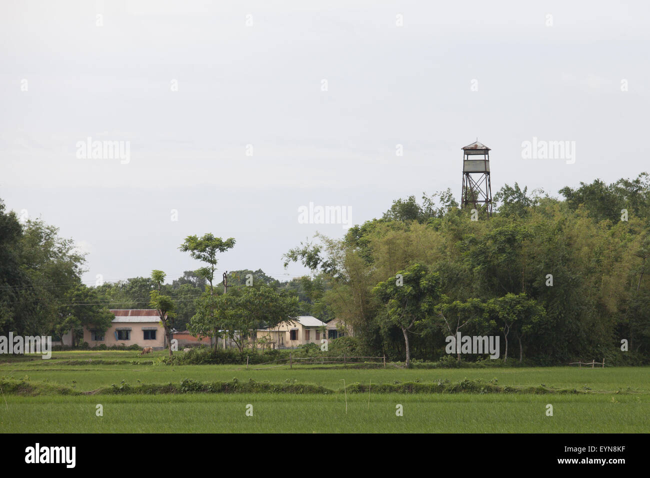 Bangladesh. 31st July, 2015. Indian Border Security Force (BSF) watchtower at Dahagram''“Angarpota Bangladeshi enclave border, Dahagram''“Angarpota enclaves, Bangladesh, July 31, 2015. © Suvra Kanti Das/ZUMA Wire/Alamy Live News Stock Photo