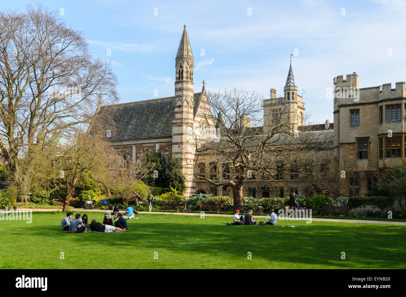Students relaxing in the Garden Quadrangle, Balliol College, University of Oxford, Oxford, England, UK. Stock Photo