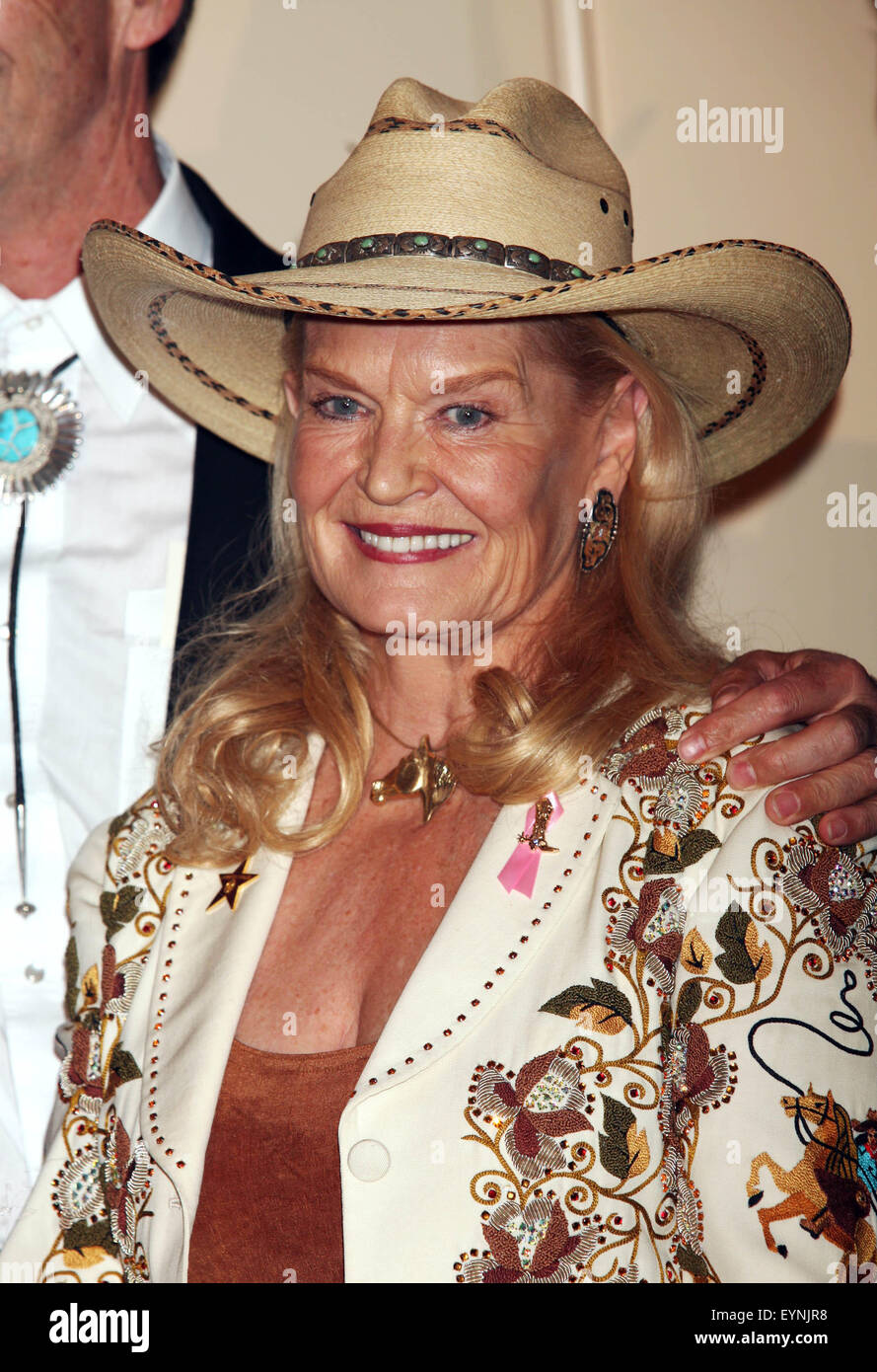 File. 1st Aug, 2015. US country singer LYNN ANDERSON (September 26, 1947 - July 31, 2015) best known for her worldwide 1971 hit (I Never Promised You a) Rose Garden, has died, aged 67. She had been in hospital in Nashville, where she suffered a heart attack on Thursday. Other US hits included You're My Man, How Can I Unlove You? and Top of the World. Pictured: Aug 11, 2007 - Beverly Hills, California - Lynn Anderson arrives at the 25th Annual Golden Boot Awards. (Credit Image: © Krista Kennell/ZUMA Press) Stock Photo