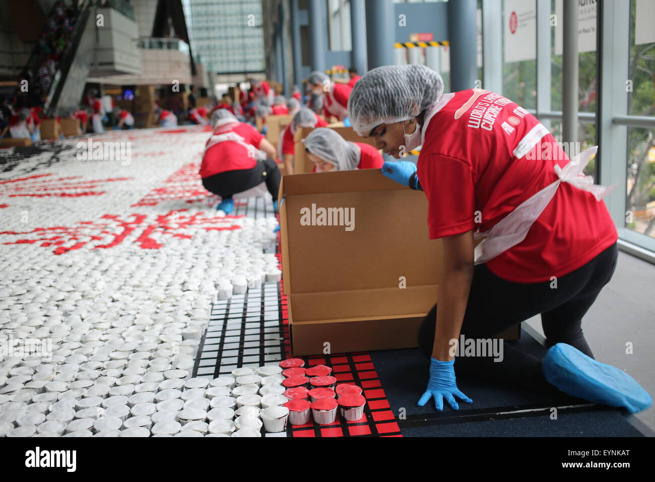 Worlds largest cupcake hires stock photography and images Alamy