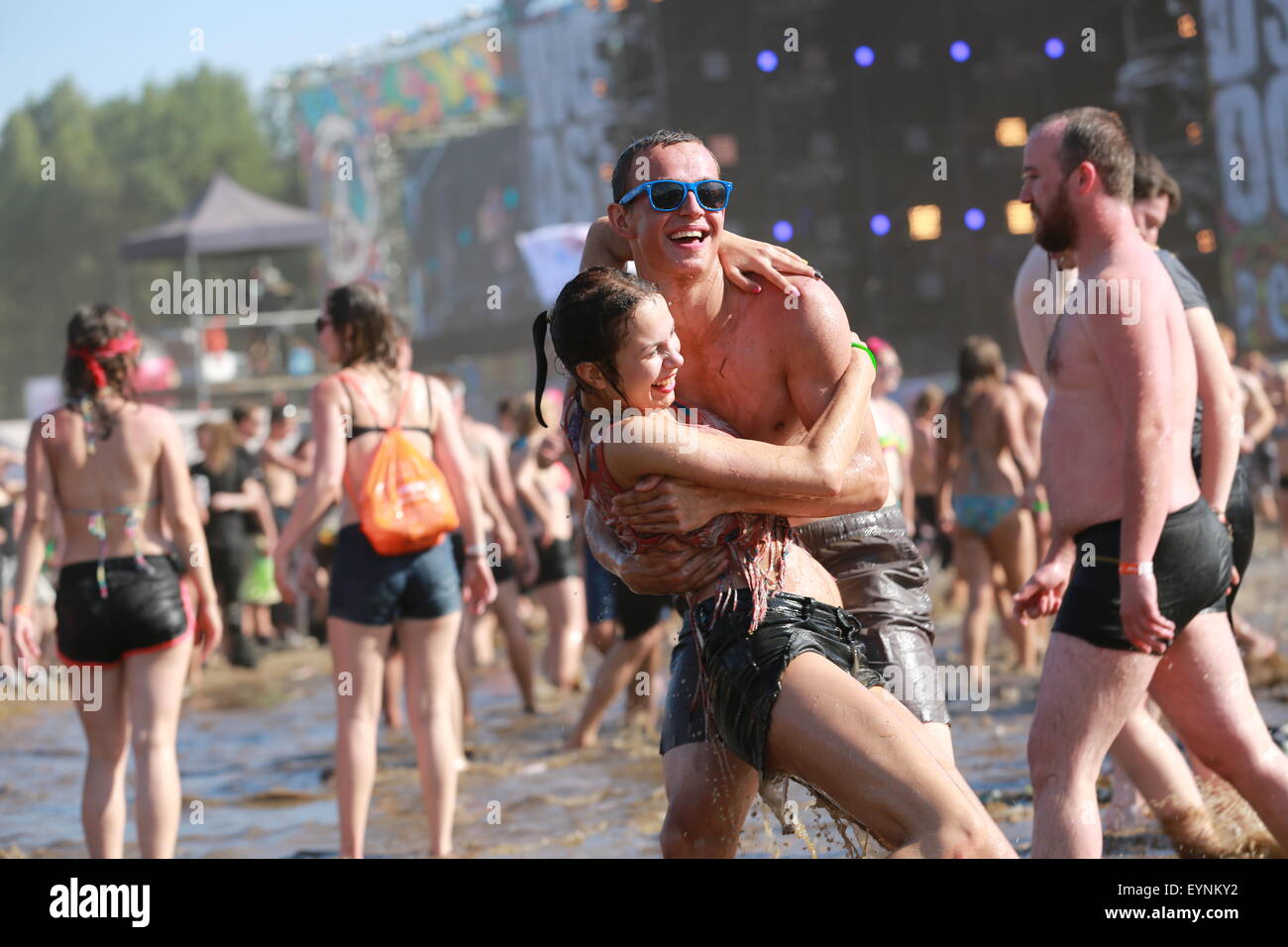 Küstrin an der Oder, Poland. 01st Aug, 2015. A reveler enjoys the mud fights at the Przystanek Woodstock Festival 2015 held in Küstrin. Hundreds of thousands of attendees enjoy one of Europe's largest non-commercial open-air events, the Woodstock Stop Festival Open Air music festival in Kostrzyn. Credit:  Simone Kuhlmey/Pacific Press/Alamy Live News Stock Photo