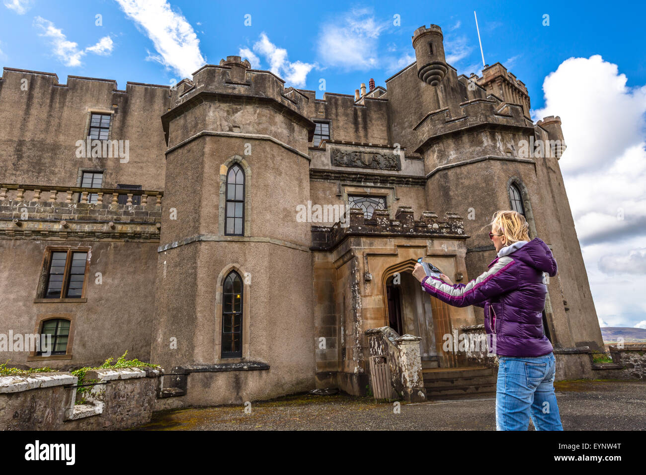 Tourists visit Dunvegan Castle Stock Photo