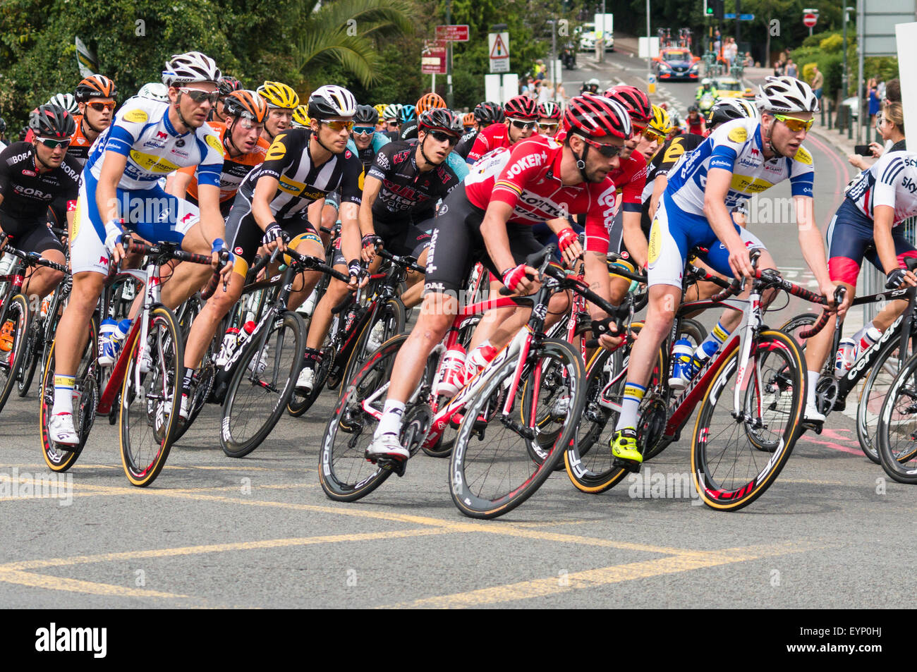The peloton in the Prudential RideLondonSurrey Classic rounds the