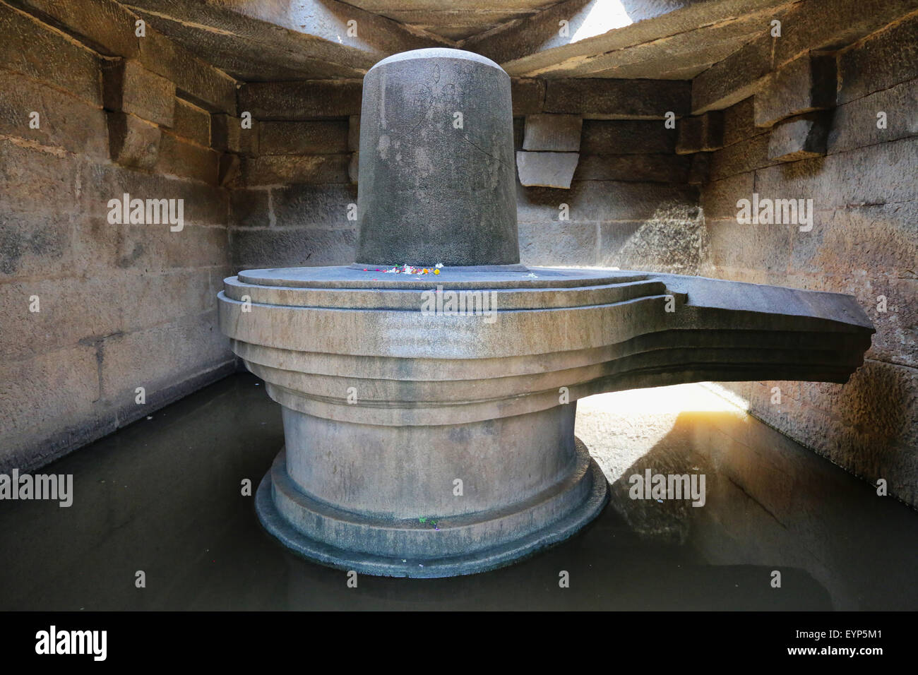 Badavi Linga (Badavlinga) - monolithic Shiva Linga. Hampi, Karnataka Stock Photo