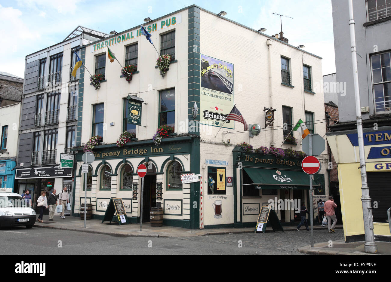 Hapenny Bridge Inn Temple Bar Dublin Ireland Stock Photo Alamy
