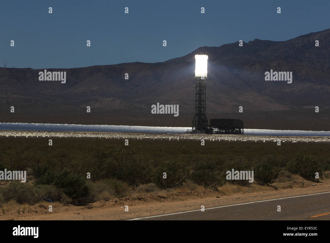 A solar farm that uses 1000's of large mirrors to super heat water to ...