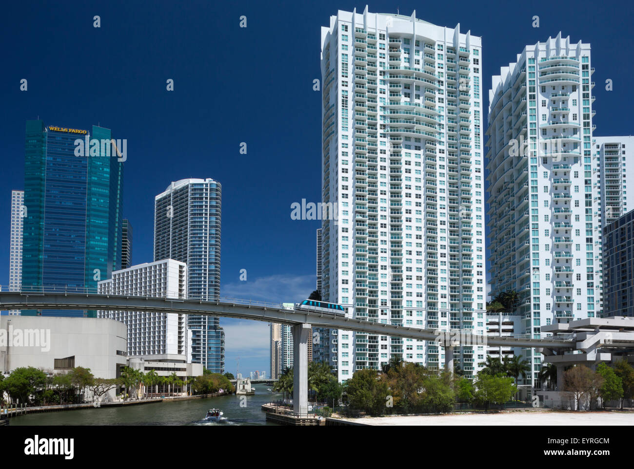 METROMOVER MONORAIL MIAMI RIVER DOWNTOWN MIAMI SKYLINE FLORIDA USA Stock Photo