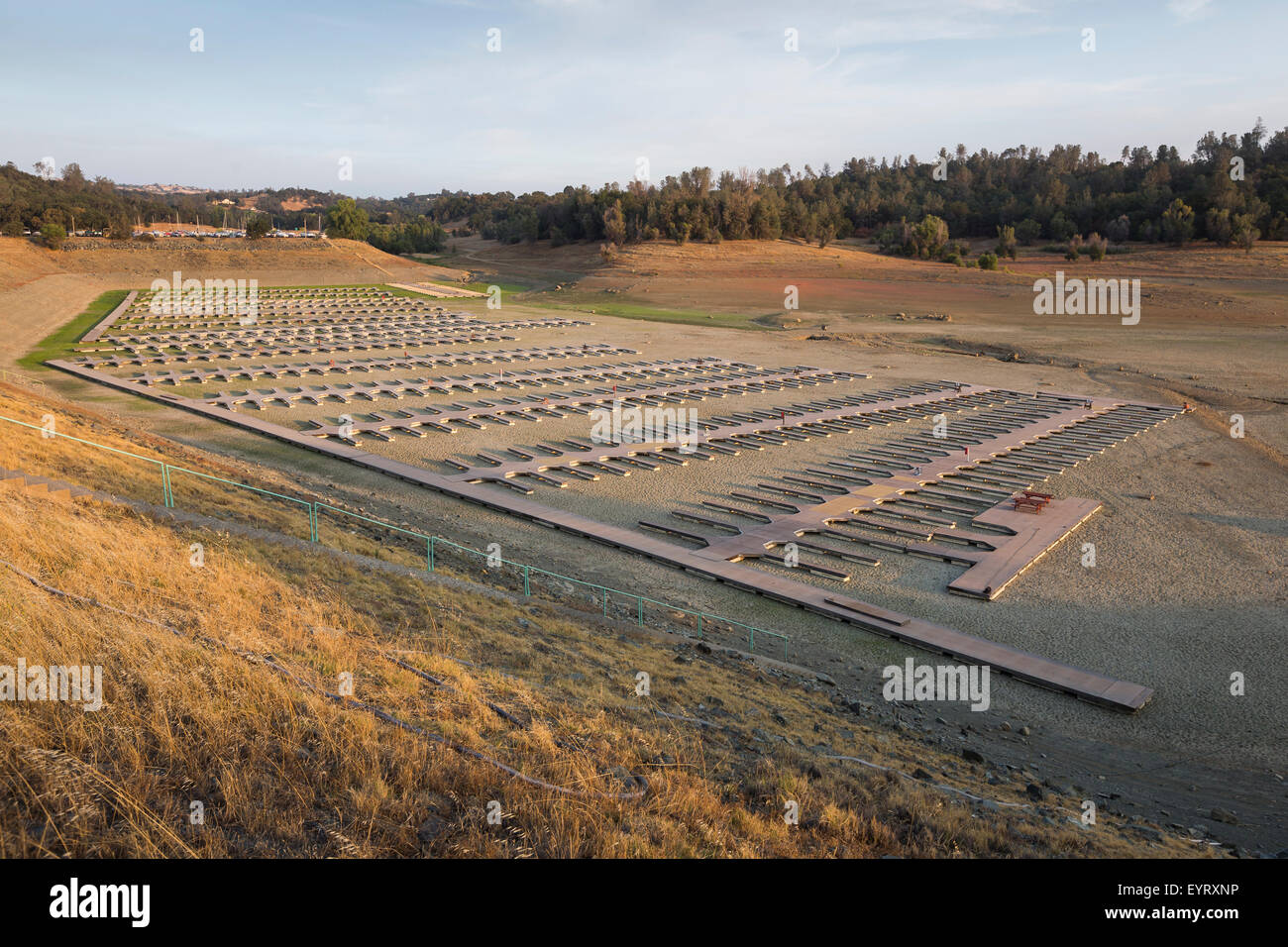 As the severe drought in California continues for a third straight year, water levels in the state's lakes and reservoirs are reaching historic lows. Folsom Lake near Sacramento is now at 40 percent capacity and it popular marina at Browns Ravine is completely empty of water, it's slips sitting vacant and abandoned on the dry lakebed. Credit:  Scott London/Alamy Live News Stock Photo