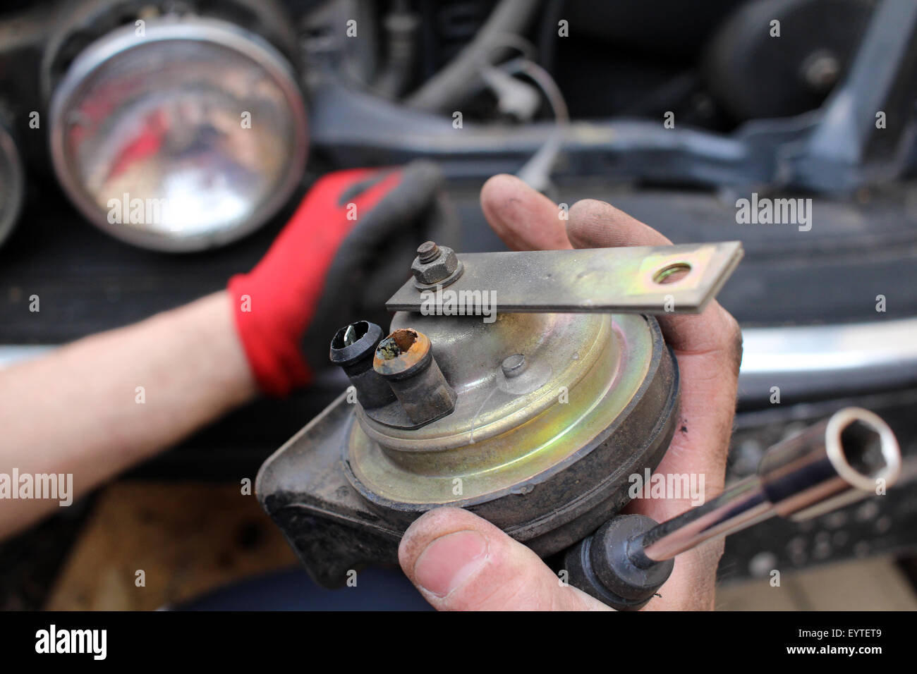 Technician fixing old broken car Stock Photo - Technician Fixing OlD Broken Car EYTET9
