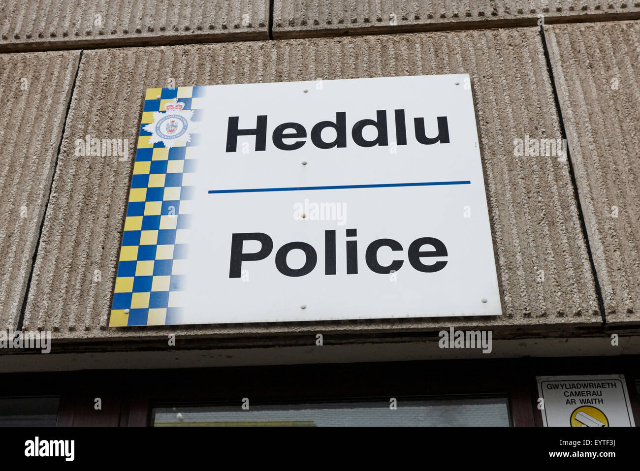 bilingual welsh and english heddlu police sign on north wales police station Stock Photo