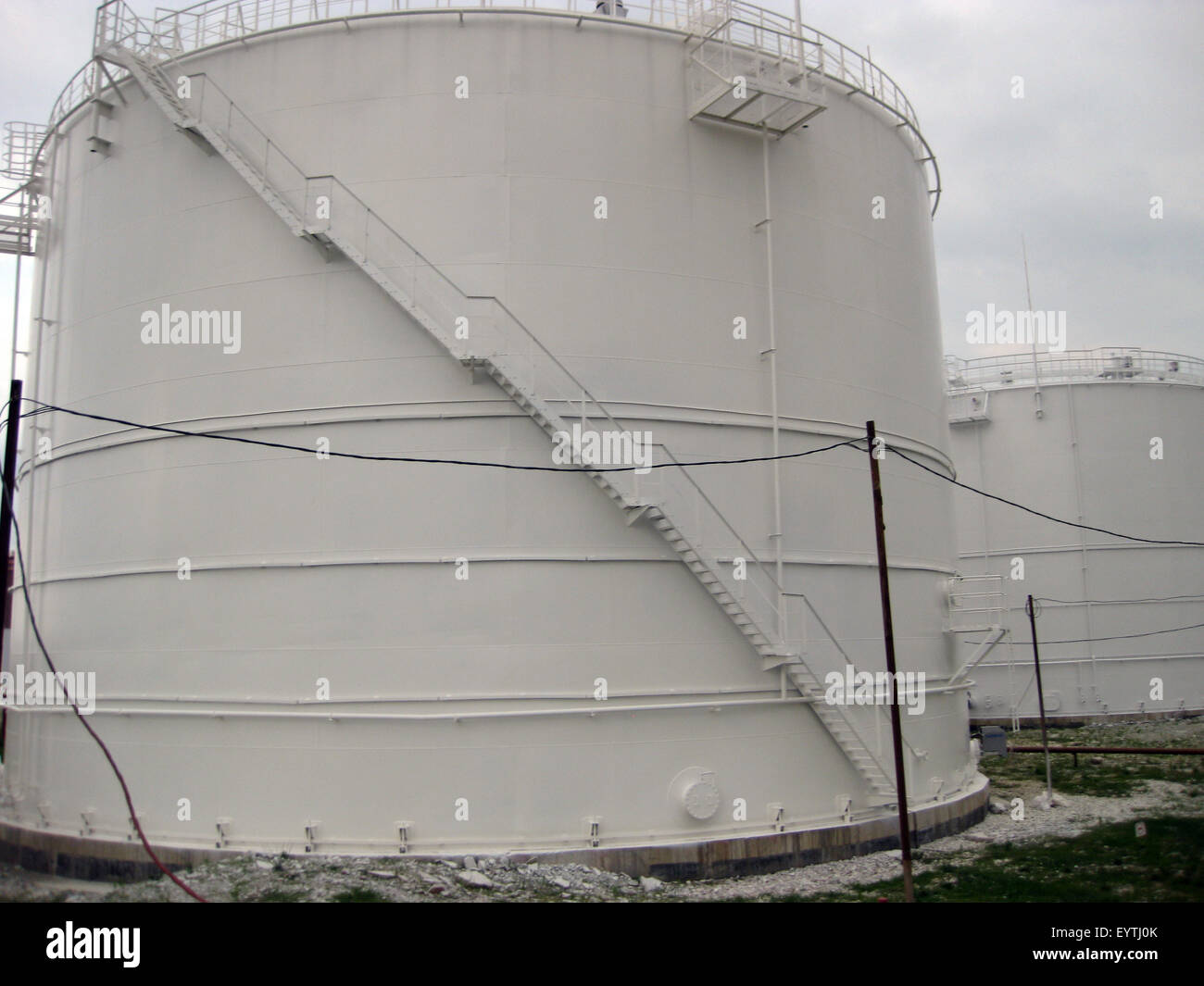 Tank the vertical steel. Capacities for storage of oil, gasoline