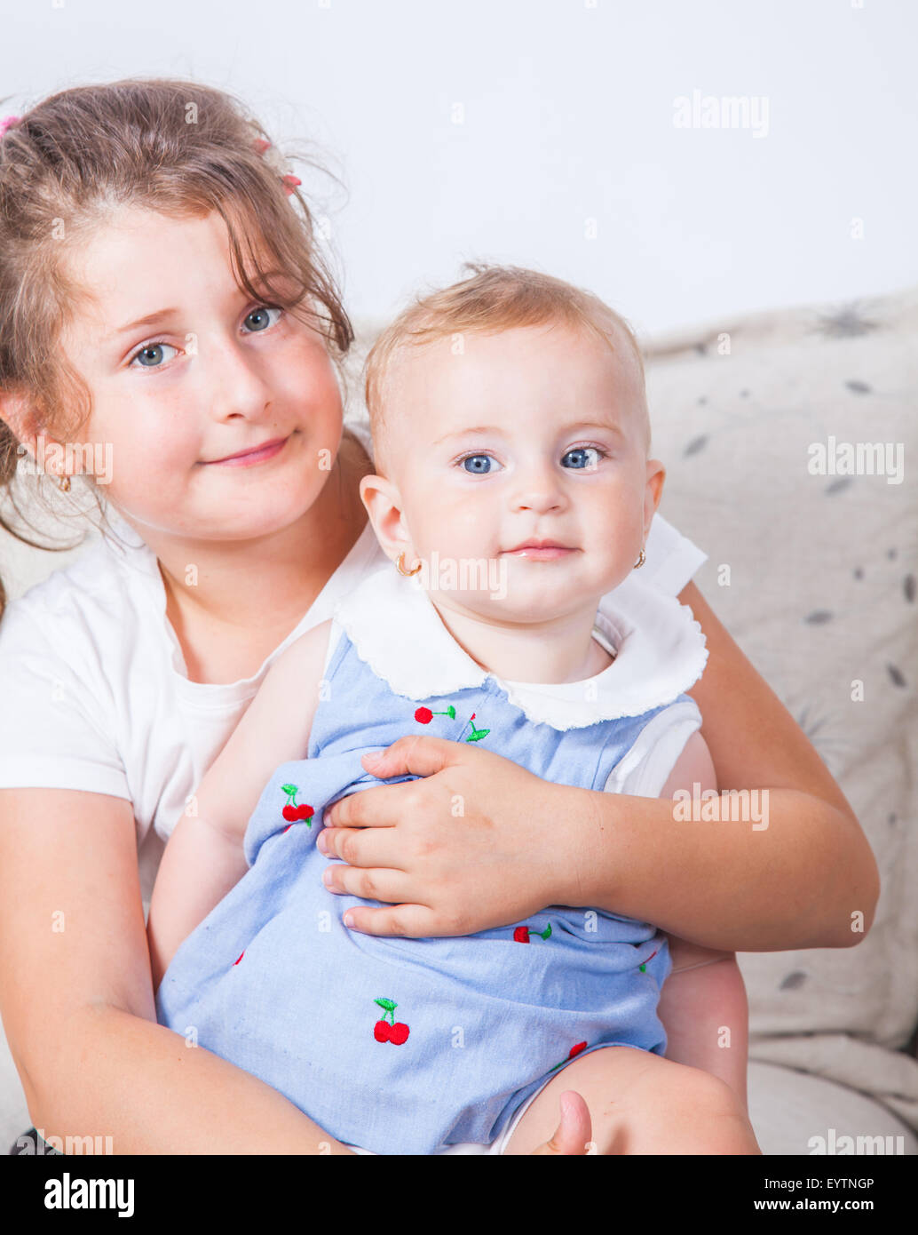 Big Sister Holding Her 1 Year Old Baby Sister Stock Photo Alamy big-sister-holding-her-1-year-old-baby-sister-stock-photo-alamy