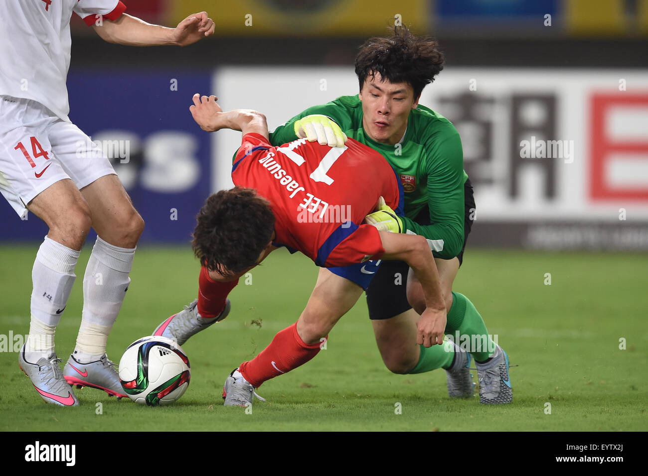 Wuhan Sports Center Stadium, Wuhan, China. 2nd Aug, 2015. (L-R) Jae Sung Lee (KOR), Dalei Wang (CHN), AUGUST 2, 2015 - Football/Soccer : EAFF East Asian Cup 2015 between China 0-2 South Korea at Wuhan Sports Center Stadium, Wuhan, China. © AFLO SPORT/Alamy Live News Stock Photo