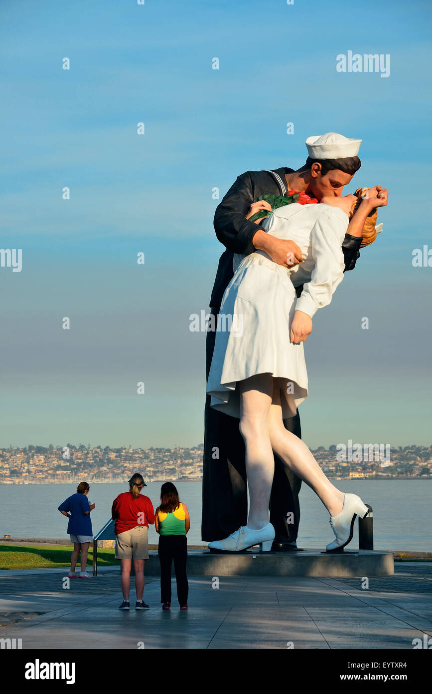 Unconditional Surrender (V-J Day kiss sculpture) photo 2