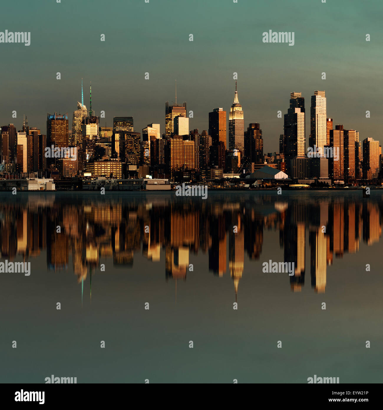 Midtown manhattan skyline dusk hi-res stock photography and images - Alamy